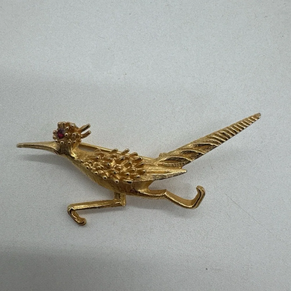 Vintage Signed HOBE southwest Roadrunner Bird Ruby Red Eye Gold-tone Brooch Pin